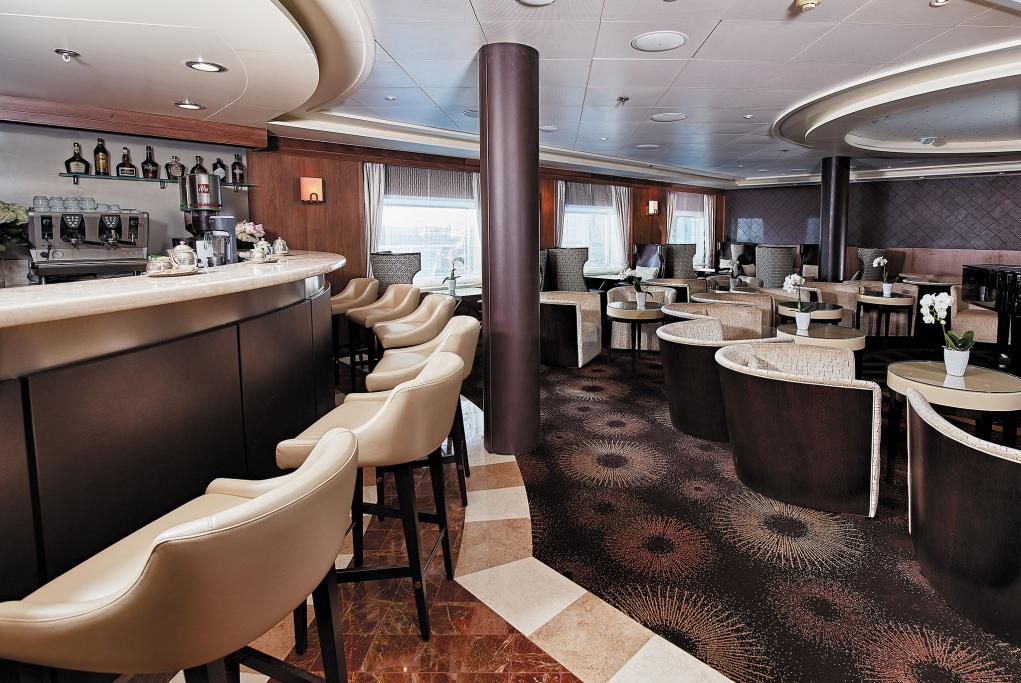El Coffee Connection, en el Navigator Lounge, a bordo del recientemente renovado Seven Seas Navigator de la naviera Regent Seven Seas Cruises (RSSC) REGENT SEVEN SEAS CRUISES SEVEN SEAS NAVIGATOR REGENT CRUISES LUXURY CRUISES REGEN SEVEN SEAS CRUCEROS DE LUJO REGENT SEVEN SEAS NAVIGATOR CRUCEROS RSSC REGENT CRUISES CRUCEROS EN SUITE #crucerosdelujo #luxurycruises #crucerosexclusivos #regentsevenseas #regentcruises #rssc #crucerosregent #sevenseasnavigator #crucerosensuite #crucerospararicos #richpeoplecruises #millionairescruises